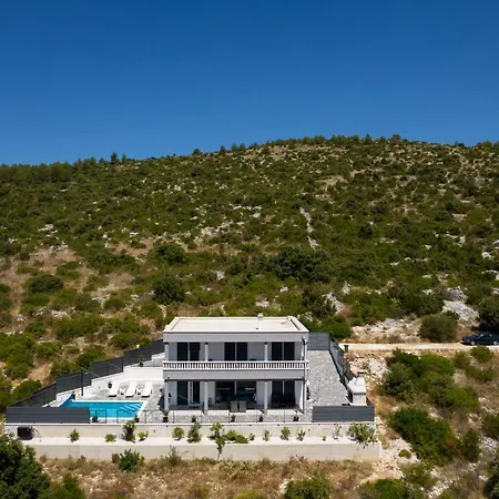 Mari With Private Pool Marina