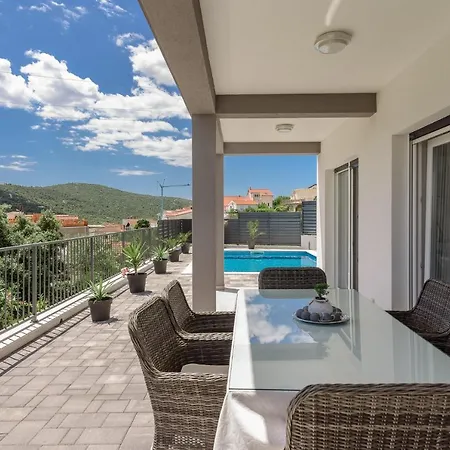 Mari With Private Pool Villa