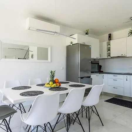 Mari With Private Pool Marina