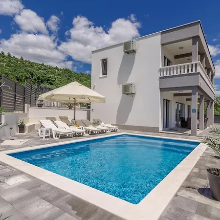 Mari With Private Pool Villa Marina