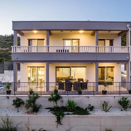 Mari With Private Pool Villa *