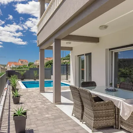 Mari With Private Pool Villa Marina