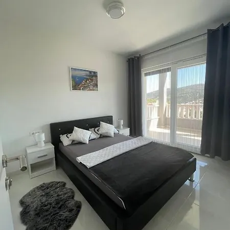 Mari With Private Pool Marina