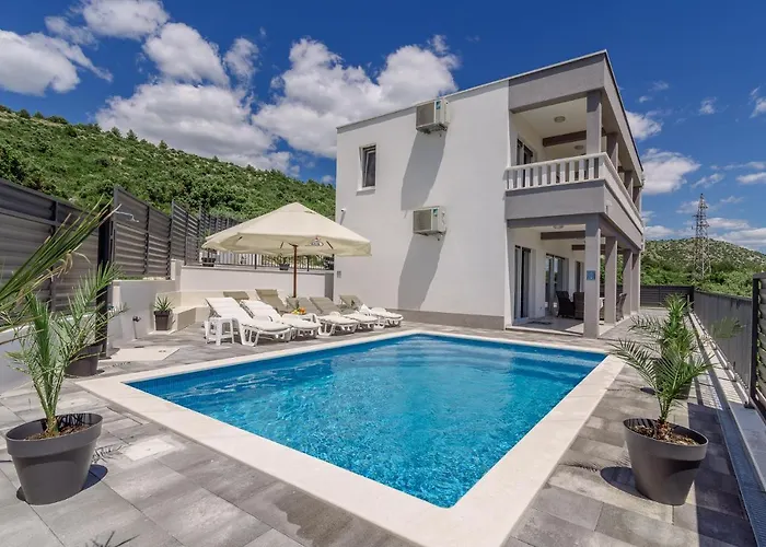 Mari With Private Pool Vila Marina