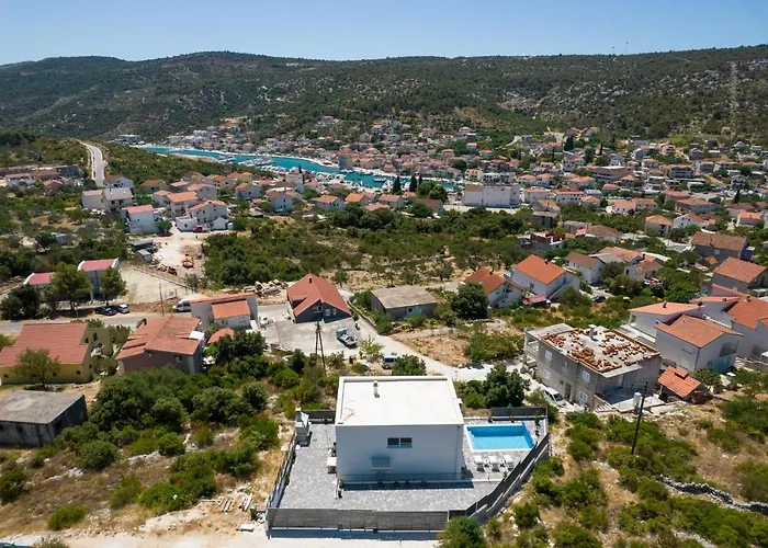 Mari With Private Pool Vila