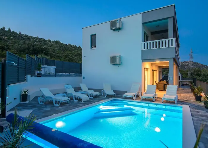 Mari With Private Pool