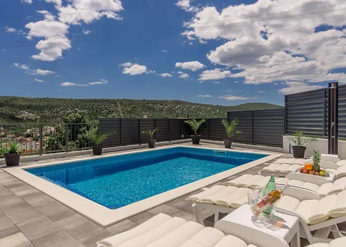 Mari With Private Pool