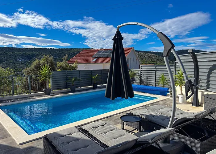 Mari With Private Pool Vila *