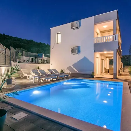 Mari With Private Pool Villa *