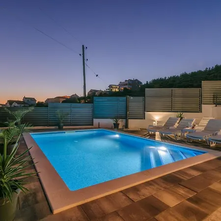 Mari With Private Pool Villa *