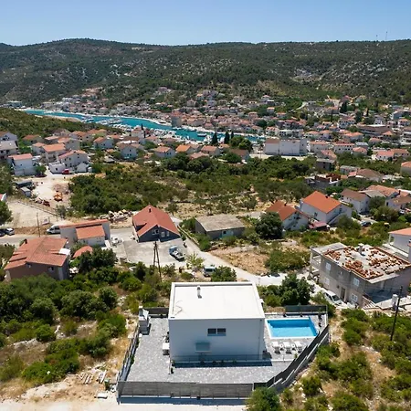 Mari With Private Pool Villa