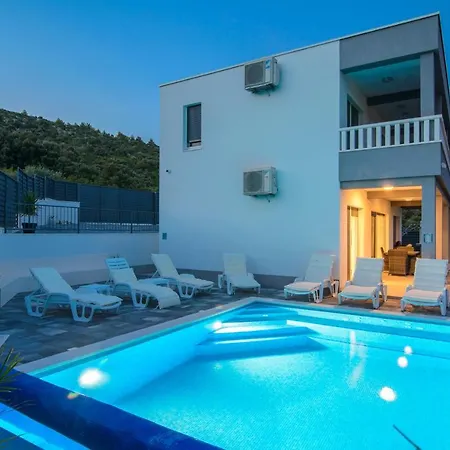 Mari With Private Pool