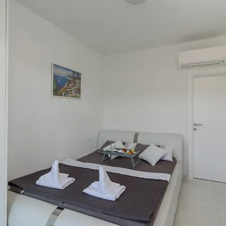 Mari With Private Pool Villa