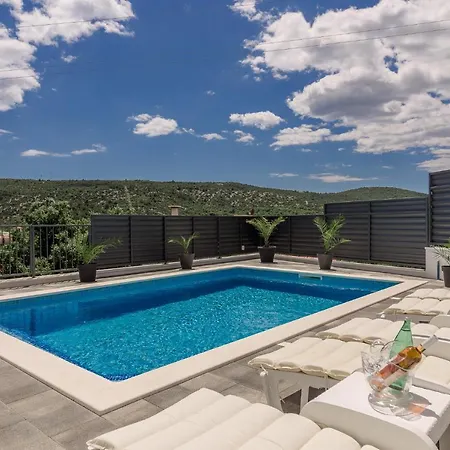 Mari With Private Pool