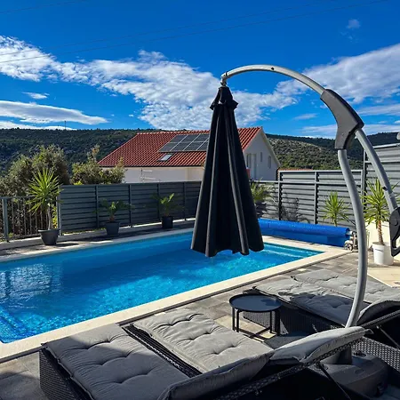 Mari With Private Pool Vila *