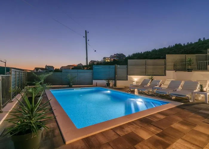 Mari With Private Pool Villa *